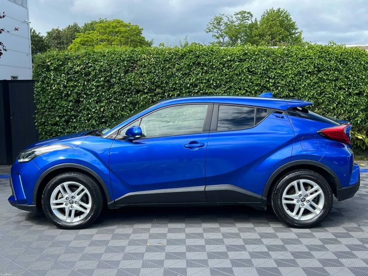 Toyota C-HR 1.8 HYBRID AUTO // ADAPTIVE CRUISE CON - Image 3