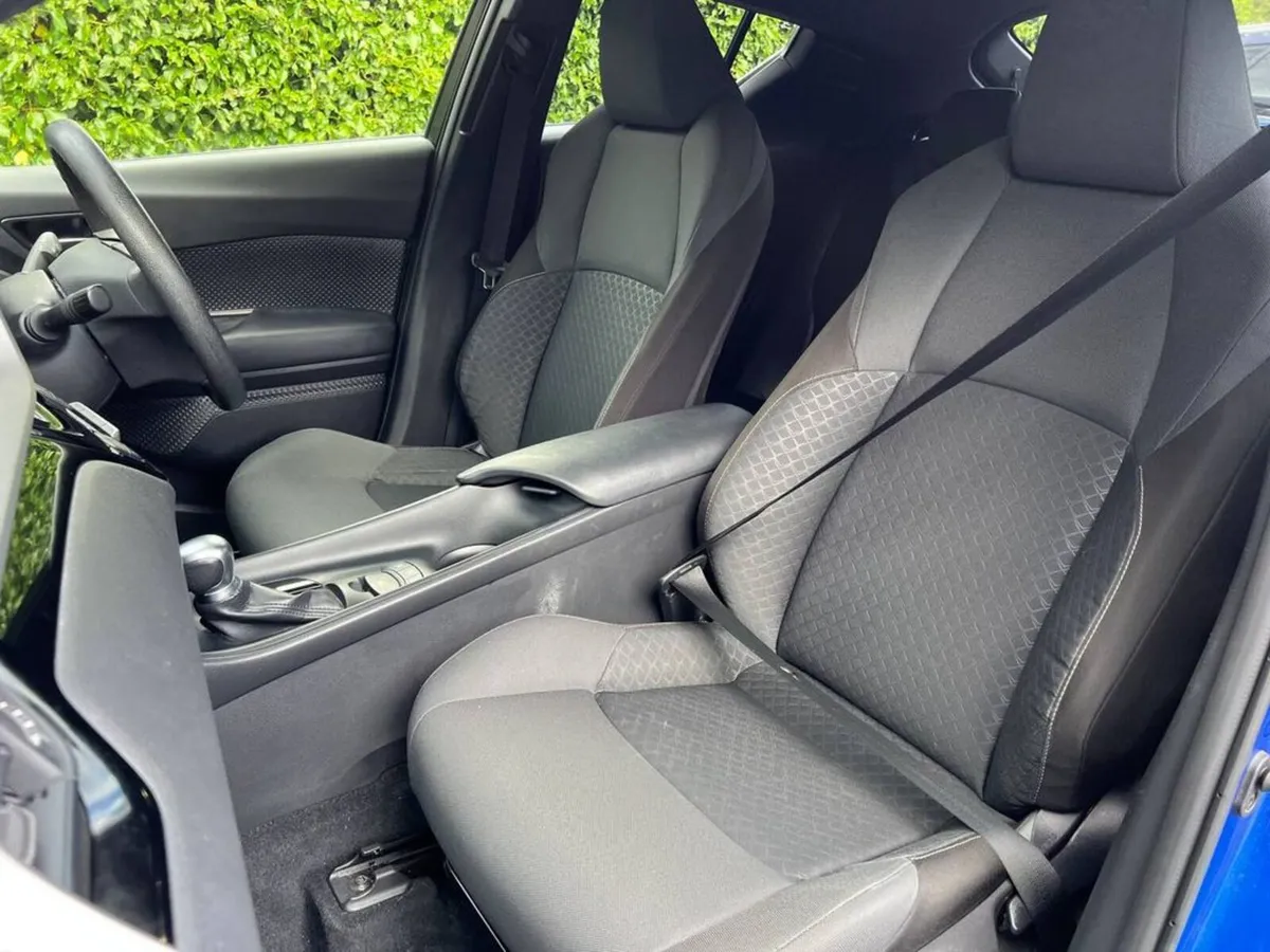 Toyota C-HR 1.8 HYBRID AUTO // ADAPTIVE CRUISE CON - Image 6