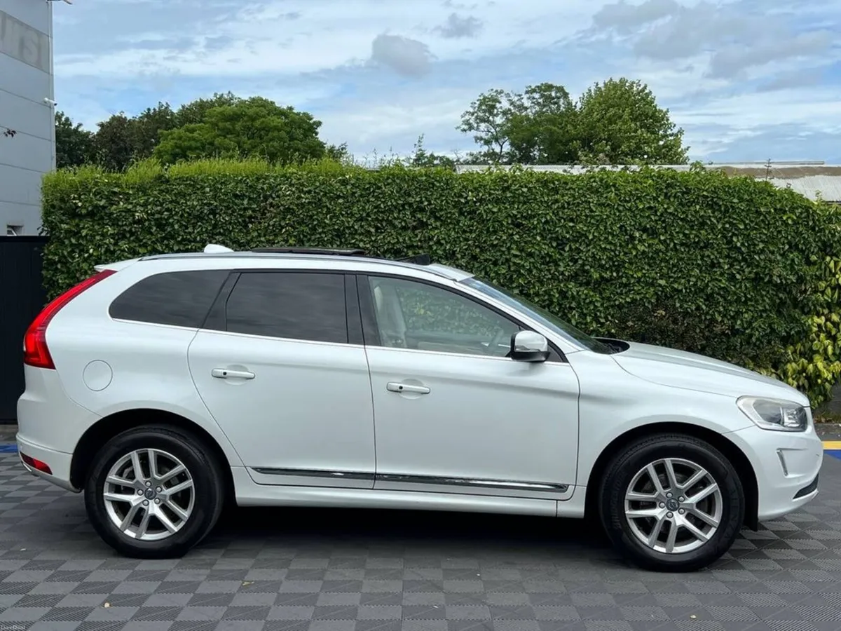 Volvo XC60 D4 CLASSIC 2.0 D // OPENING PAN ROOF // - Image 3