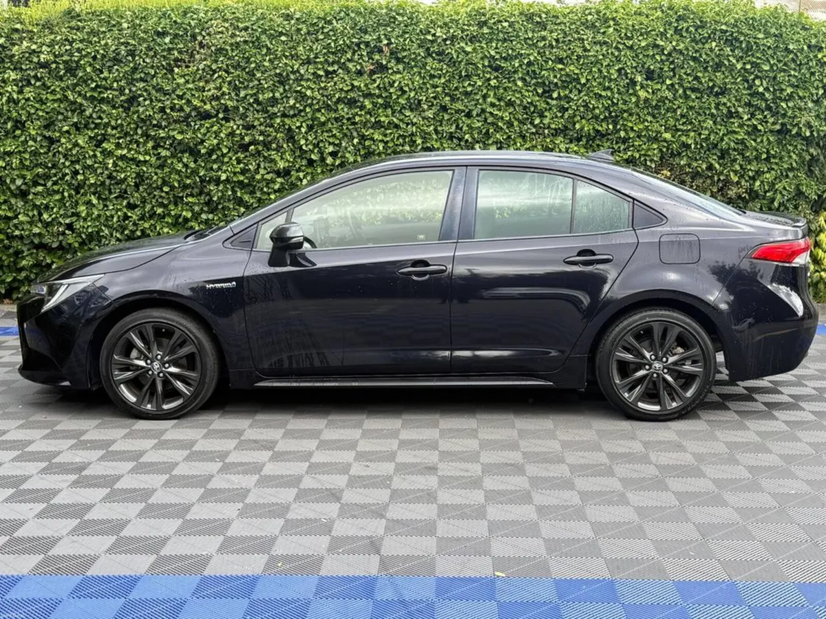 Toyota Corolla WXB EDITION 1.8 HYBRID AUTO // HALF - Image 3