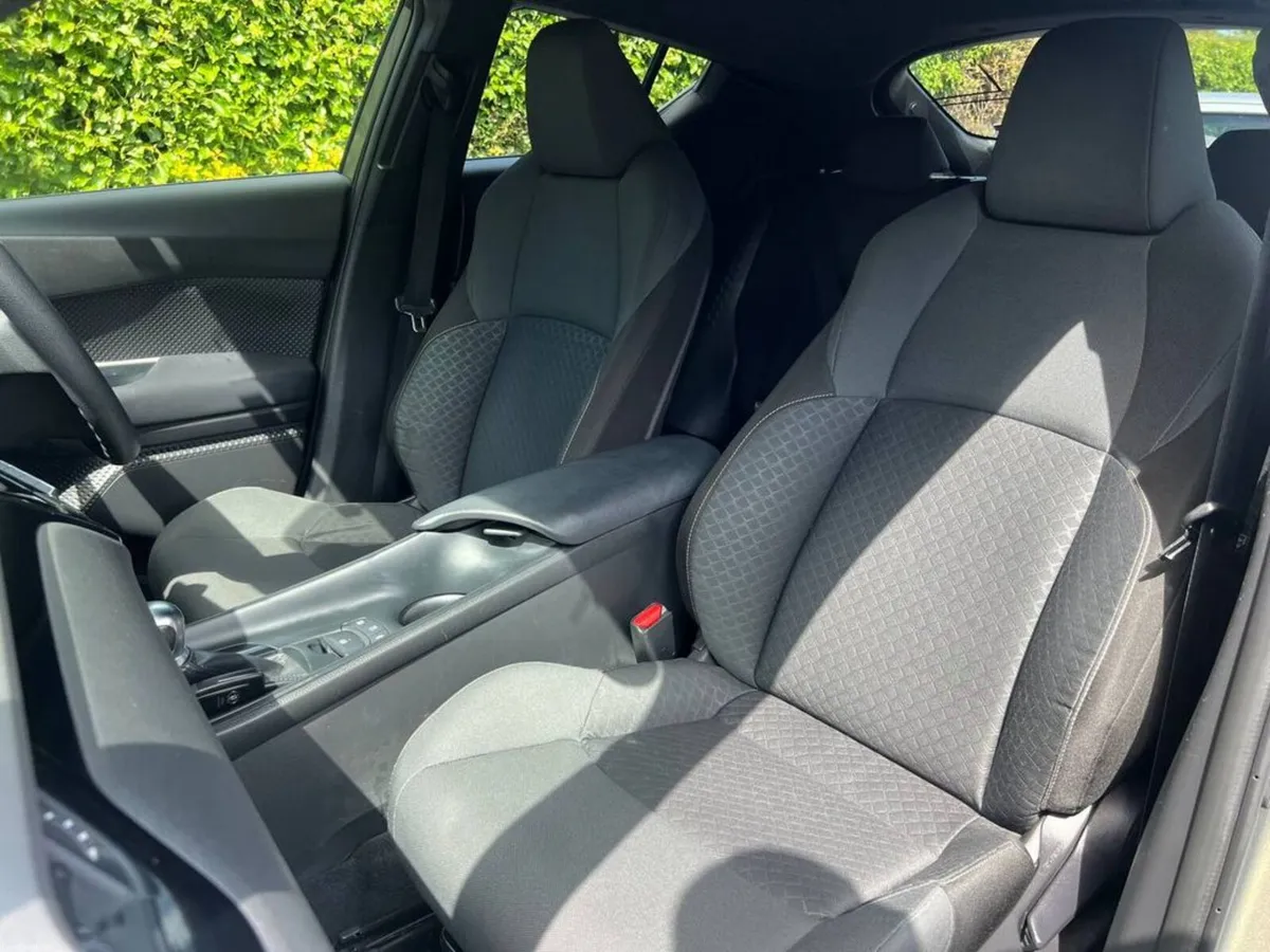 Toyota C-HR 1.8 HYBRID AUTO // 17" ALLOYS // 360 P - Image 6