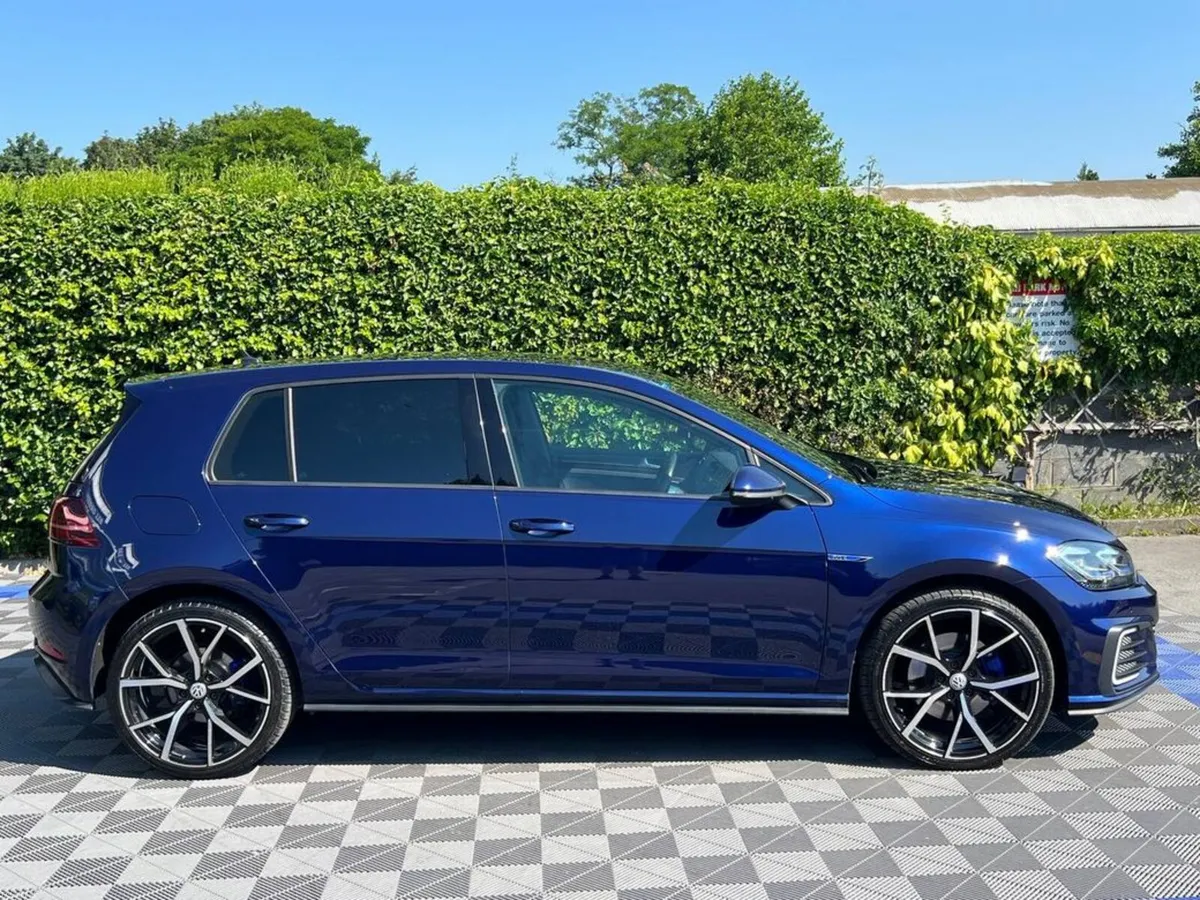 Volkswagen Golf GTE 1.4 TSI HYBRID // APPLE CARPLA - Image 2