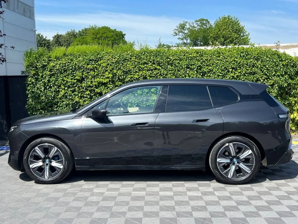 BMW iX XDRIVE40 M-SPORT 76.6KWH AUTO // PANORAMIC - Image 4