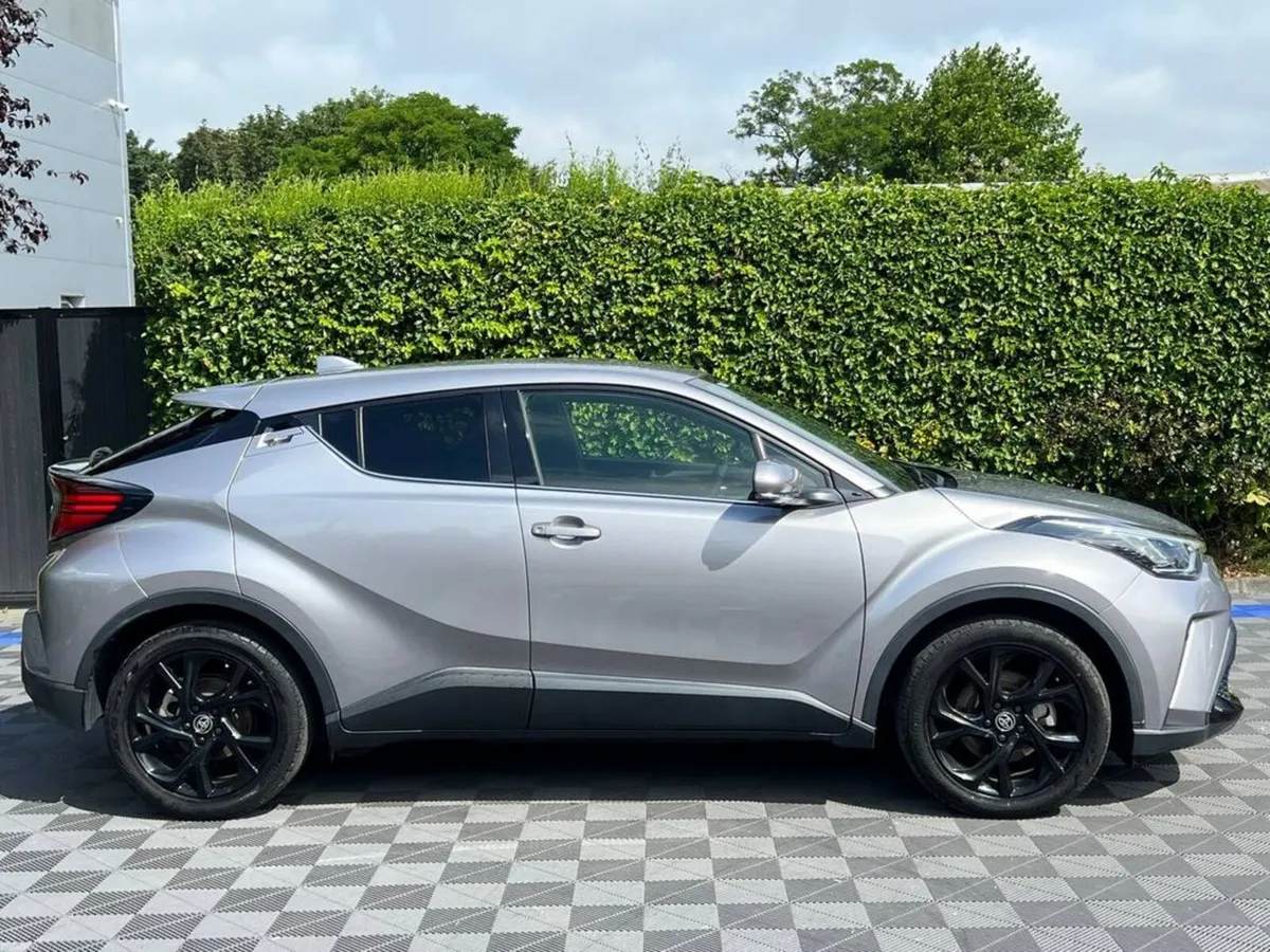 Toyota C-HR 1.8 HYBRID AUTO // 360 PARKING CAMERAS - Image 2