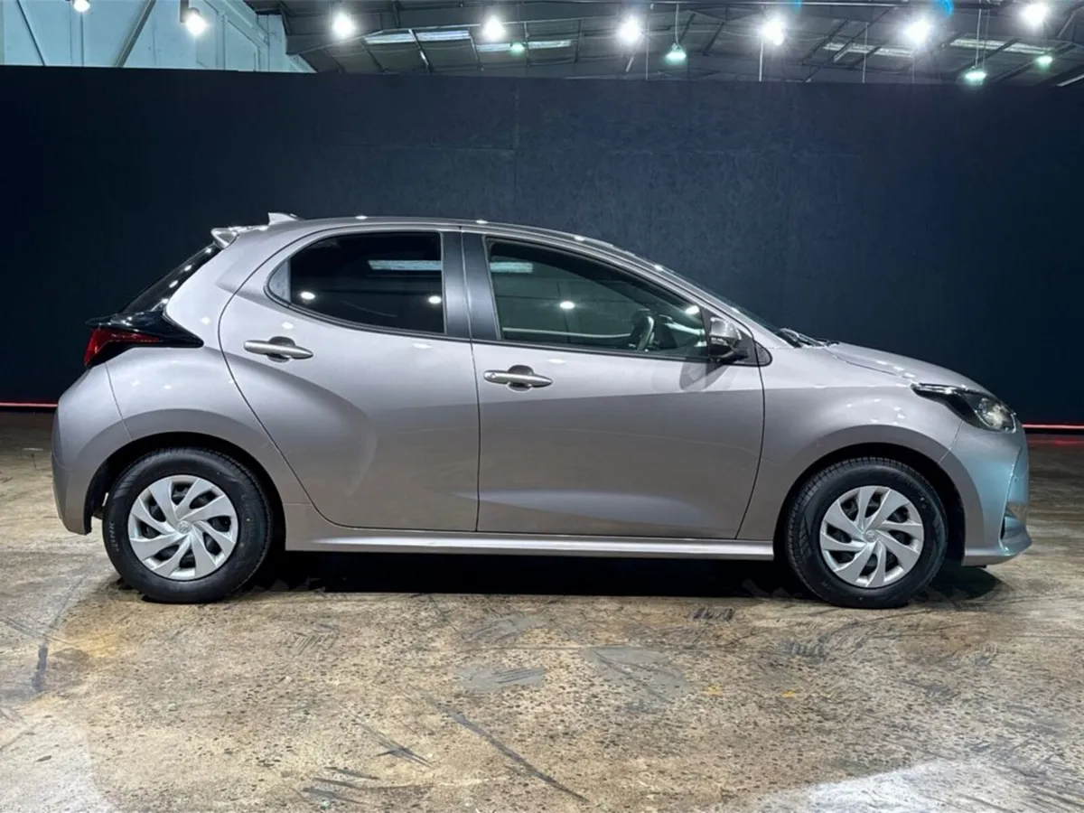 Toyota Yaris 1.5 HYBRID AUTOMATIC - CRUISE CONTROL - Image 2