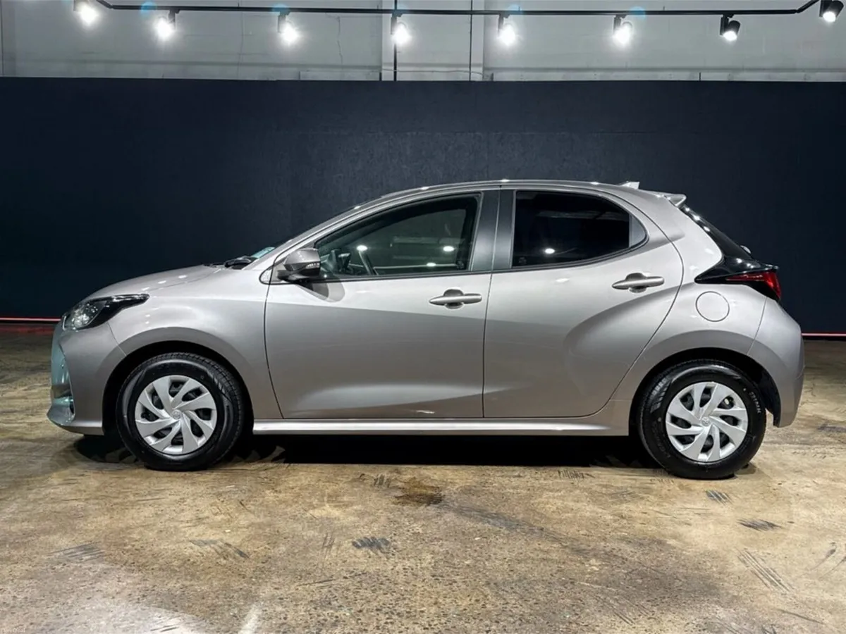 Toyota Yaris 1.5 HYBRID AUTOMATIC - CRUISE CONTROL - Image 6
