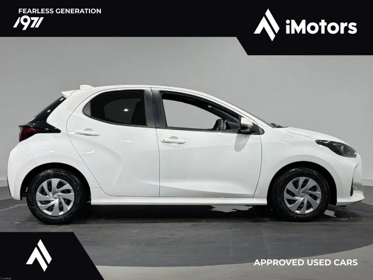 Toyota Yaris HYBRID X - Image 2