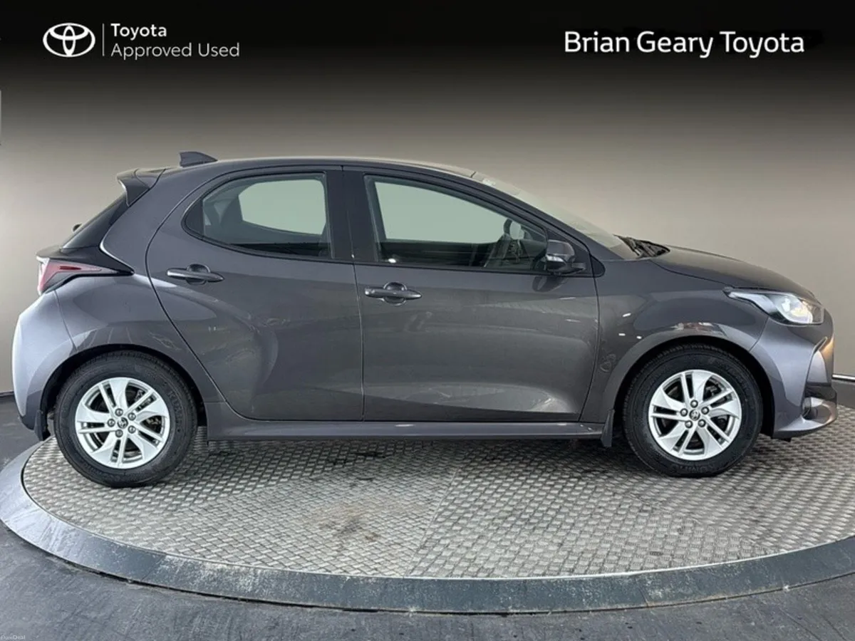 Toyota Yaris HYBRID LUNA - Image 3