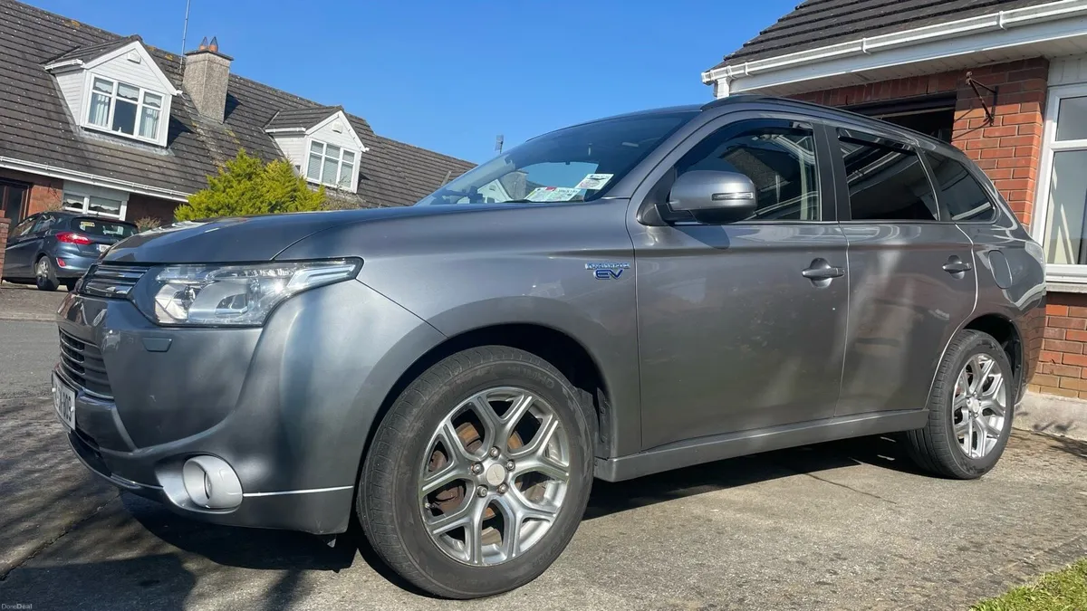 Mitsubishi Outlander SUV - Image 4
