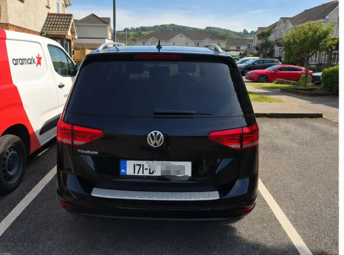 Volkswagen Touran 2017 - Image 2