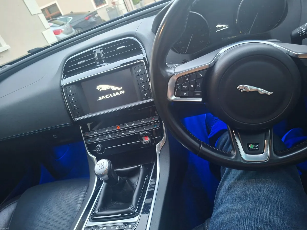 Jaguar XE 2017 - Image 3
