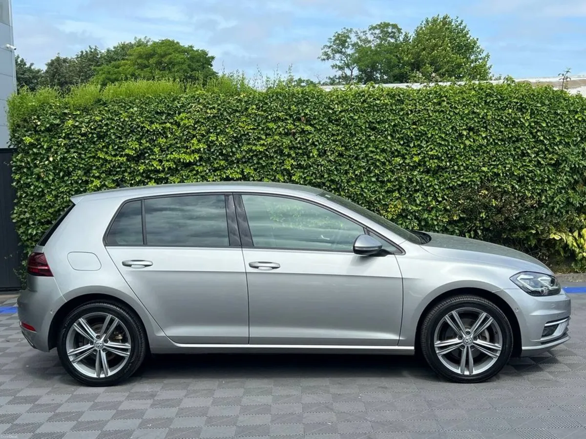 Volkswagen Golf HIGHLINE 2.0 TDI AUTO ** HUGE SPEC - Image 2