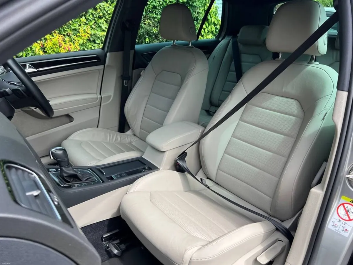 Volkswagen Golf HIGHLINE 2.0 TDI AUTO ** HUGE SPEC - Image 6