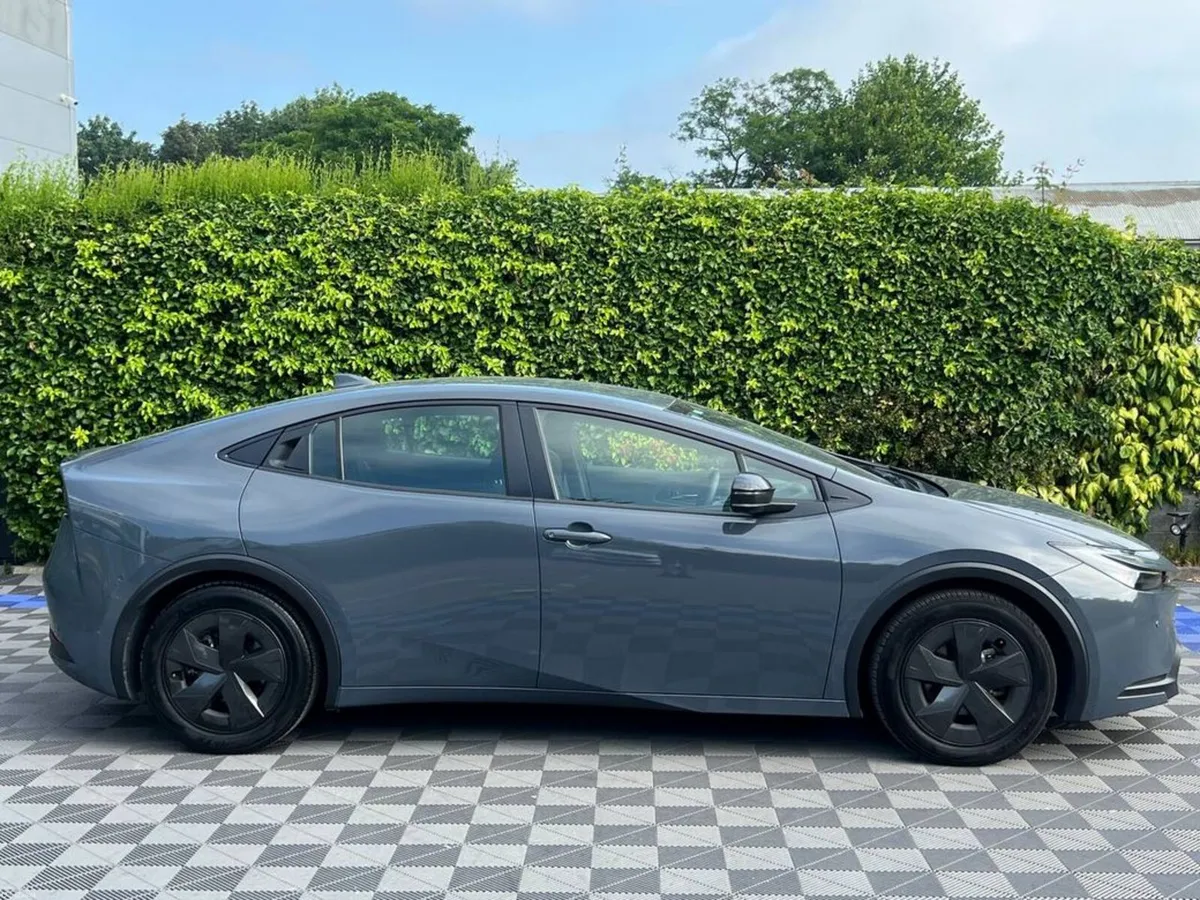 Toyota Prius 1.8 HYBRID AUTO // APPLE CARPLAY // H - Image 2
