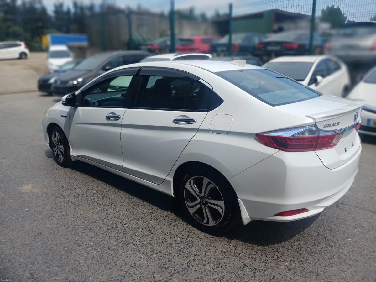 2015 Honda Grace Hybrid automatic/ G leather Spec - Image 3