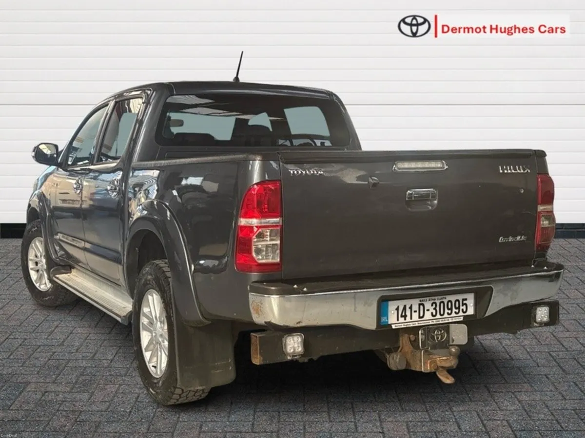 Toyota Hilux 3.0 D-4D 4X4 D'CAB INVINC INVINCIBLE - Image 2