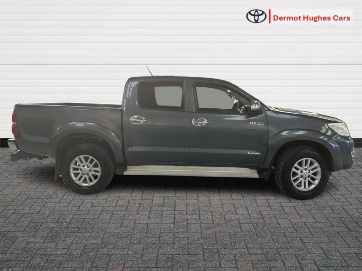 Toyota Hilux 3.0 D-4D 4X4 D'CAB INVINC INVINCIBLE - Image 3