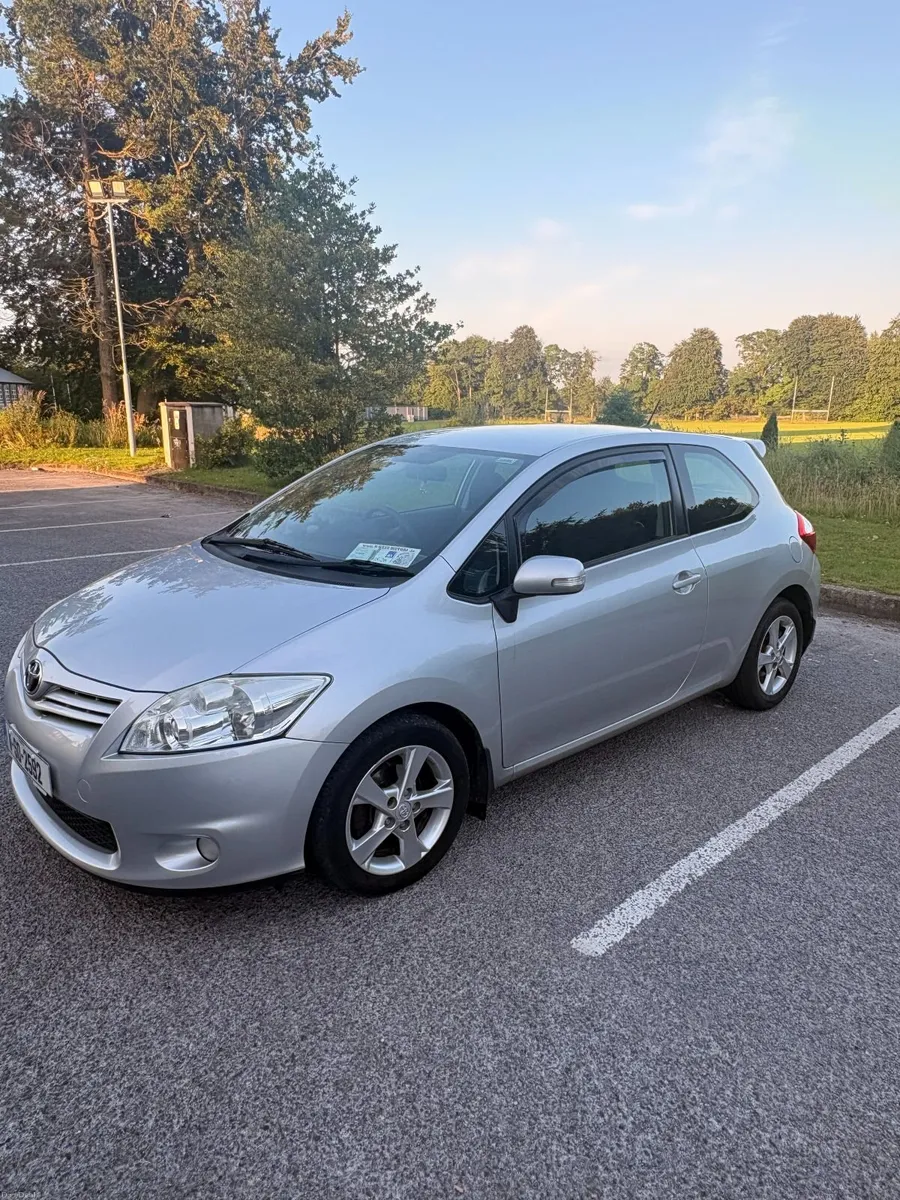 Toyota Auris 2011 - Image 2