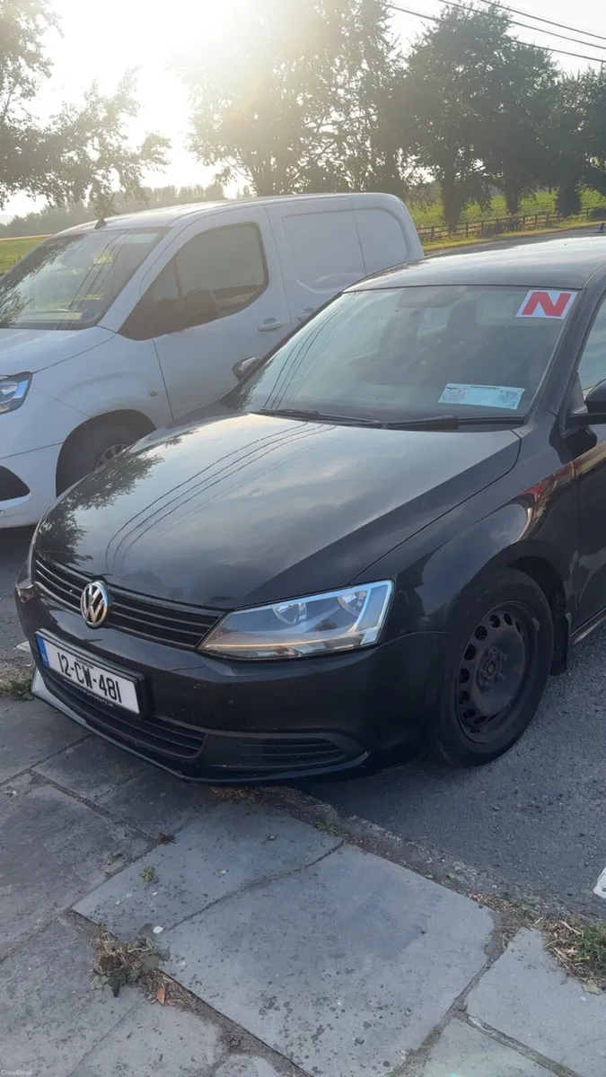12 Volkswagen Jetta - Image 2