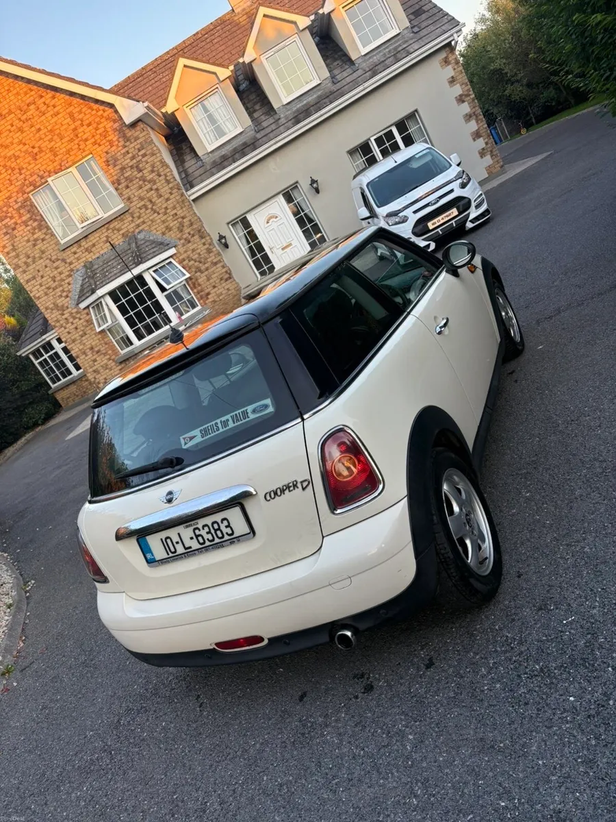 White Mini Cooper D 2010 - Image 2