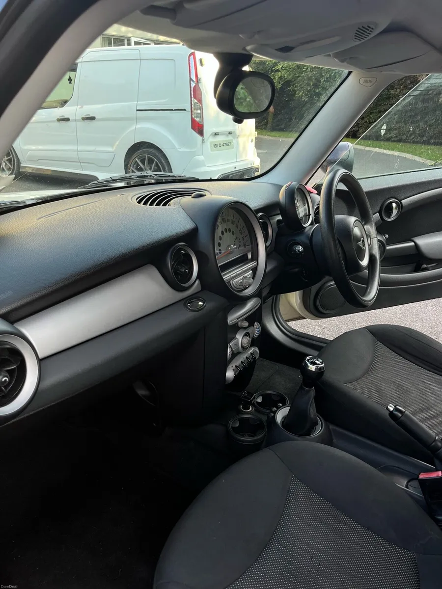 White Mini Cooper D 2010 - Image 6