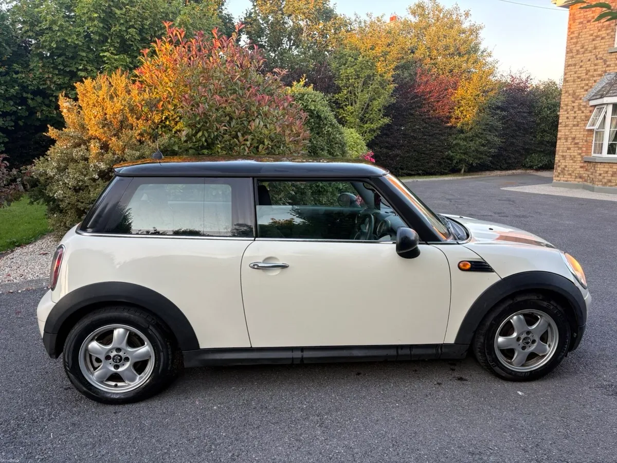 White Mini Cooper D 2010 - Image 3