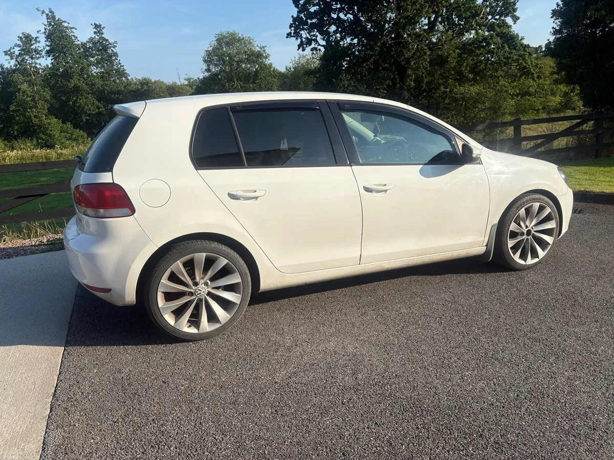 **Volkswagen Golf 1.6 TDI WHITE** - Image 2