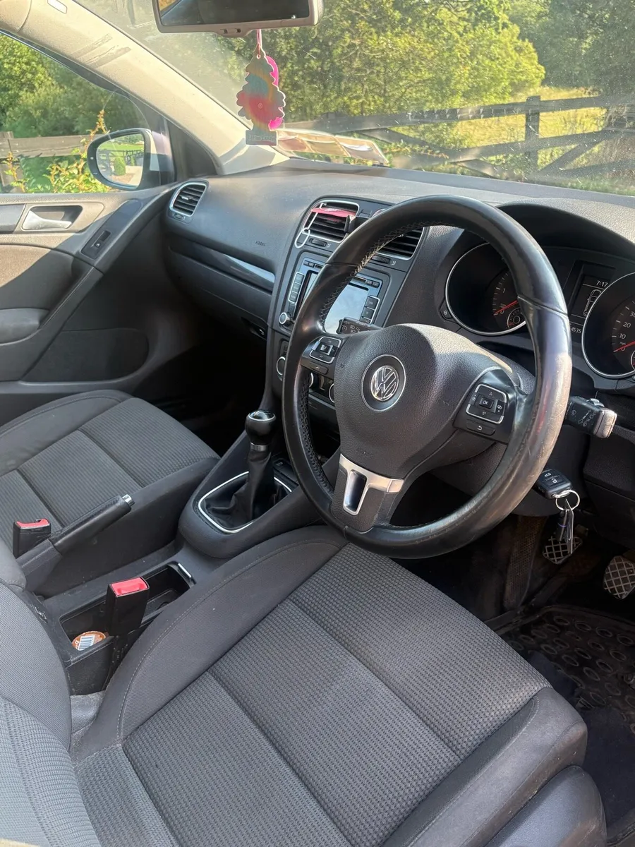 **Volkswagen Golf 1.6 TDI WHITE** - Image 4