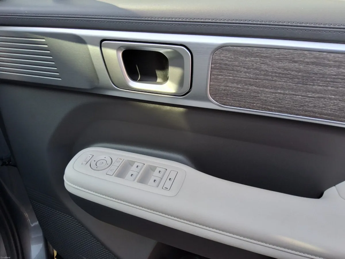 Hyundai Santa Fe PREMIUM PHEV ** Only 3000km ** - Image 5