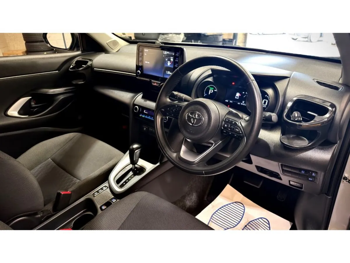Toyota Yaris Cross 1.5 HYBRID G - Image 2