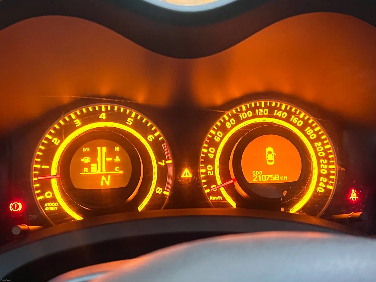 Toyota Auris 2008 - Image 2
