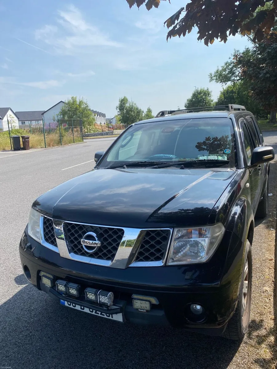 Nissan Pathfinder jeep - Image 1