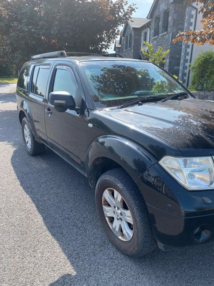 Nissan Pathfinder jeep - Image 3