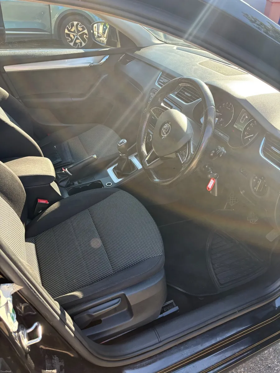Skoda Octavia 2015 - Image 2