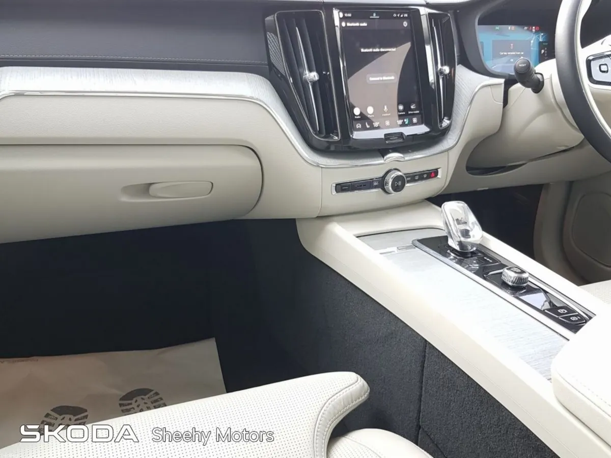 Volvo XC60 T6 PHEV AWD ULTRA - Image 4