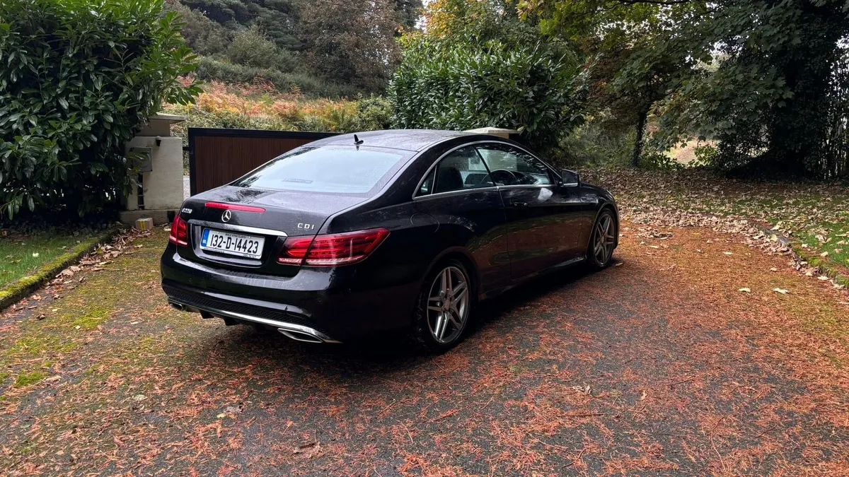 E 220 AMG Coupe Santorini Black - Image 3