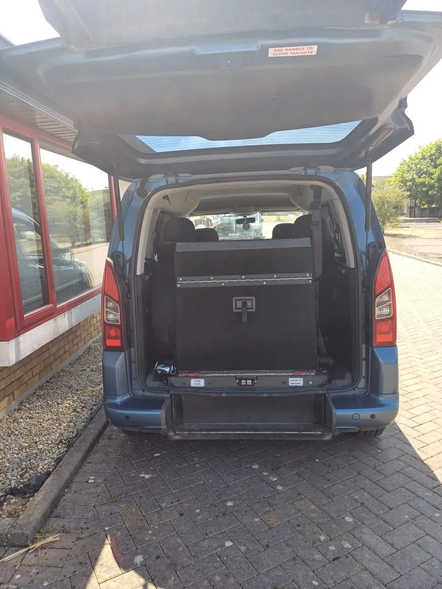 Wheelchair accessible van - Image 3
