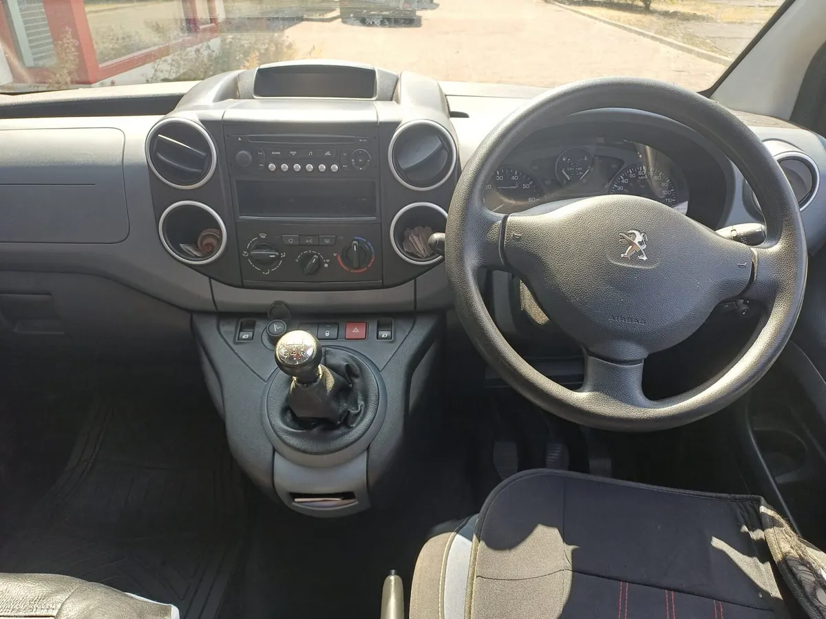Wheelchair accessible van - Image 4