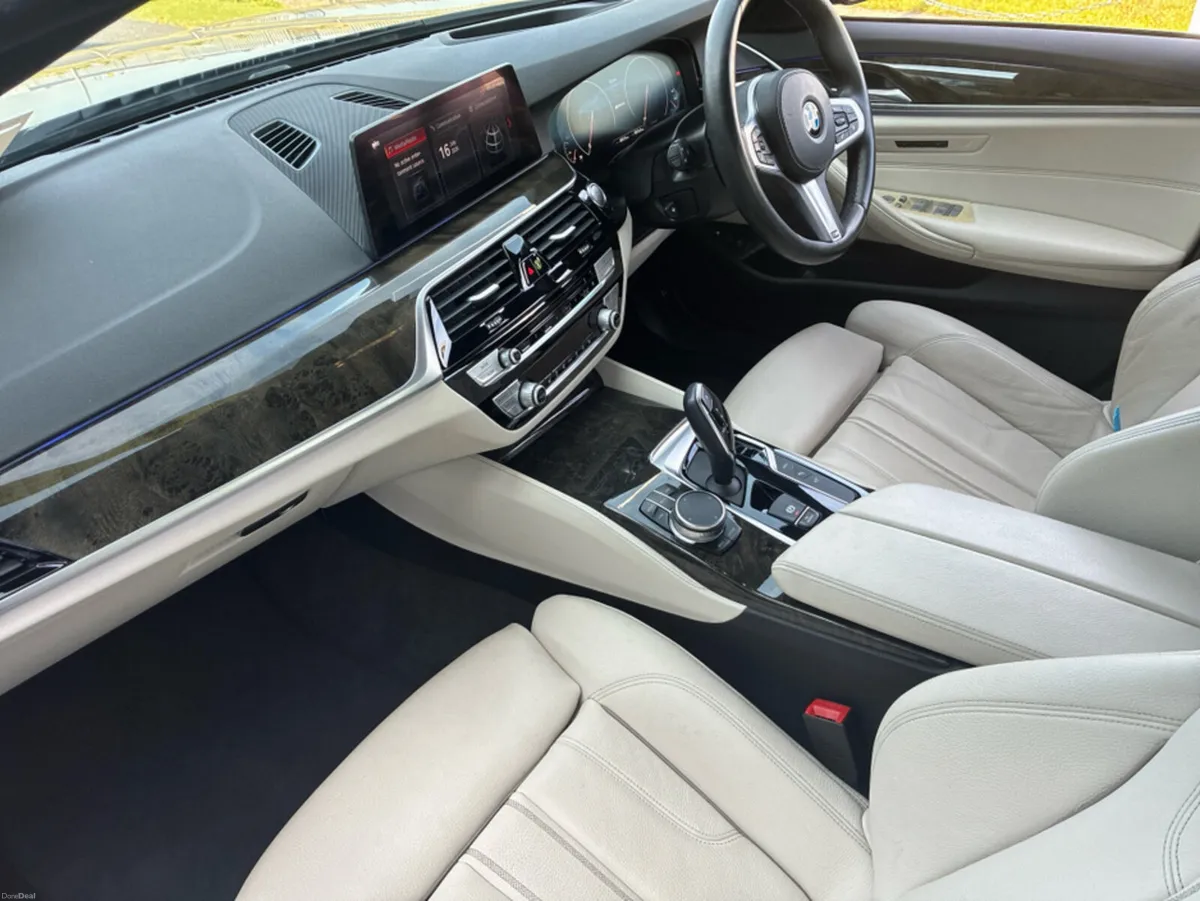 BMW 5-Series 2020 BMW 530e *M SPORT* - Image 2