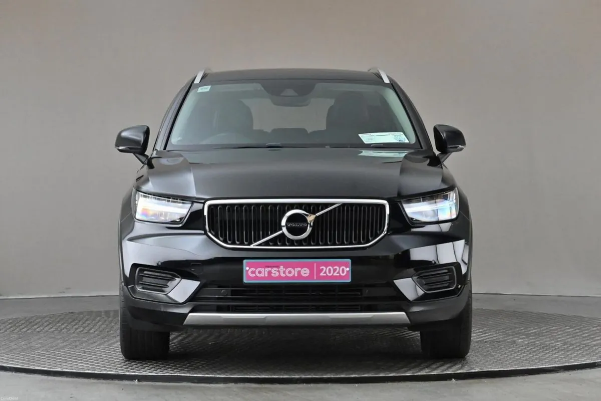 Volvo XC40 1.5 T3 MOMENTUM **HALF LEATHER** - Image 2