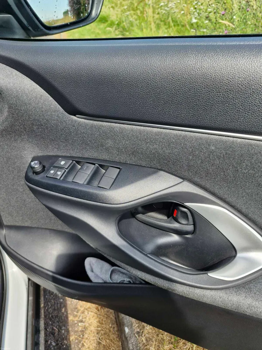 Car - Image 3