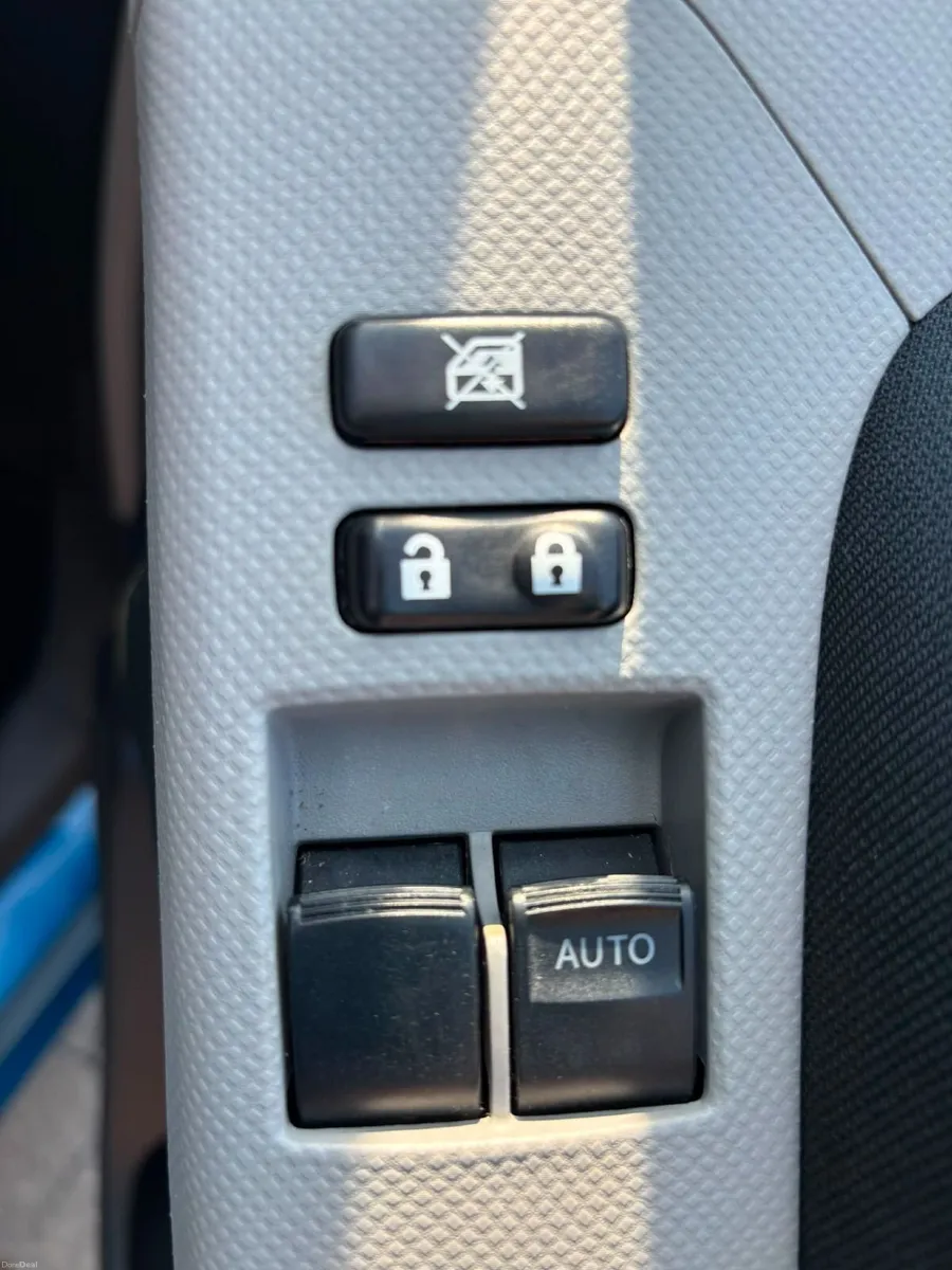 Toyota Yaris 2010 - Image 5