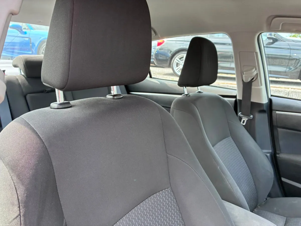 Toyota Corolla 1.4 D-4D TERRA 4DR - Image 5