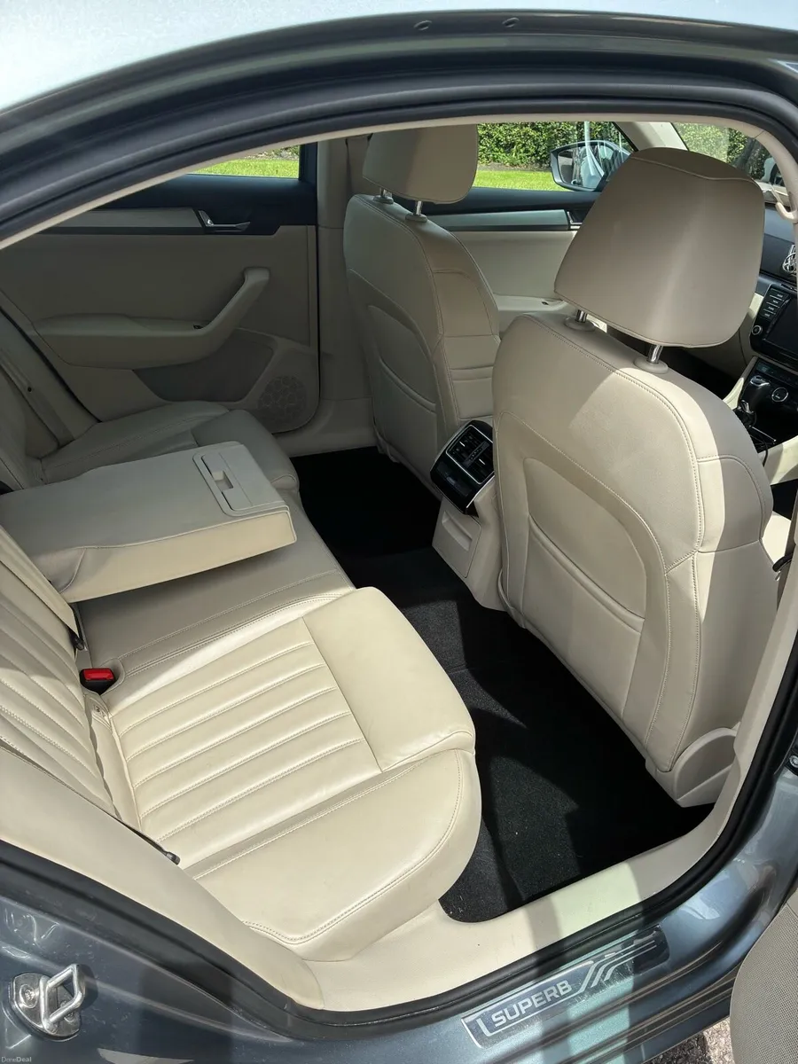 Skoda Superb Style 2.0 TDI 150 BHP DSG 4 DR AUTO - Image 4