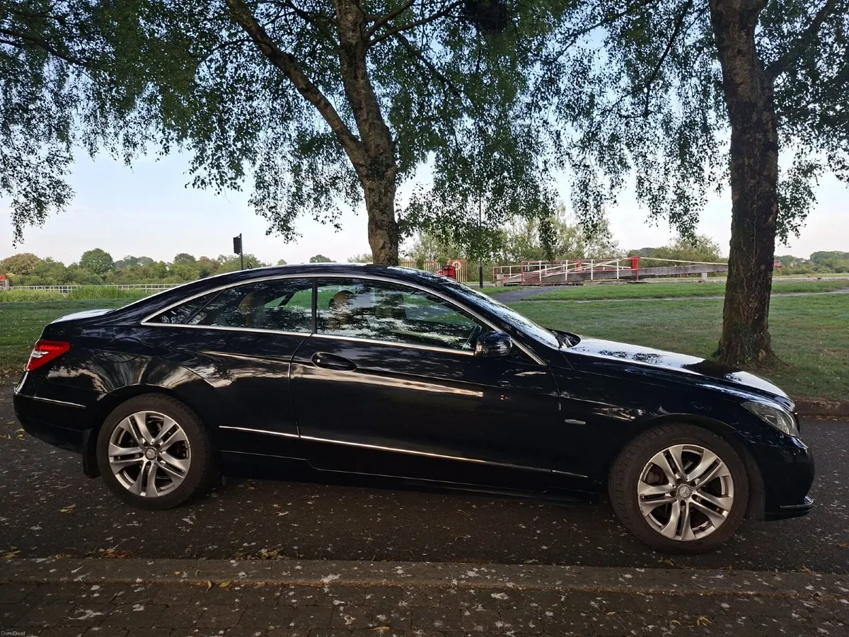 Mercedes-Benz E-Class 2011 - Image 2