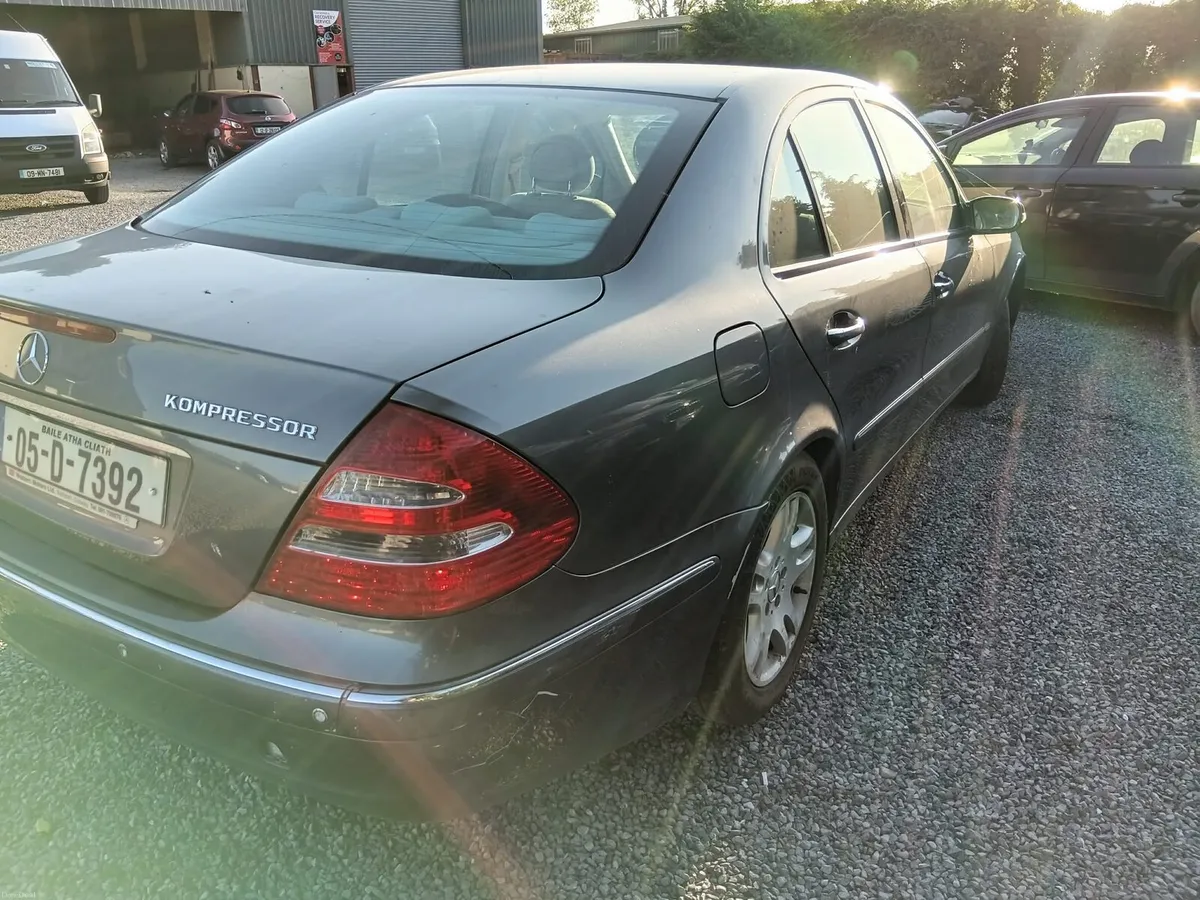 Mercedes benz E200 - Image 4
