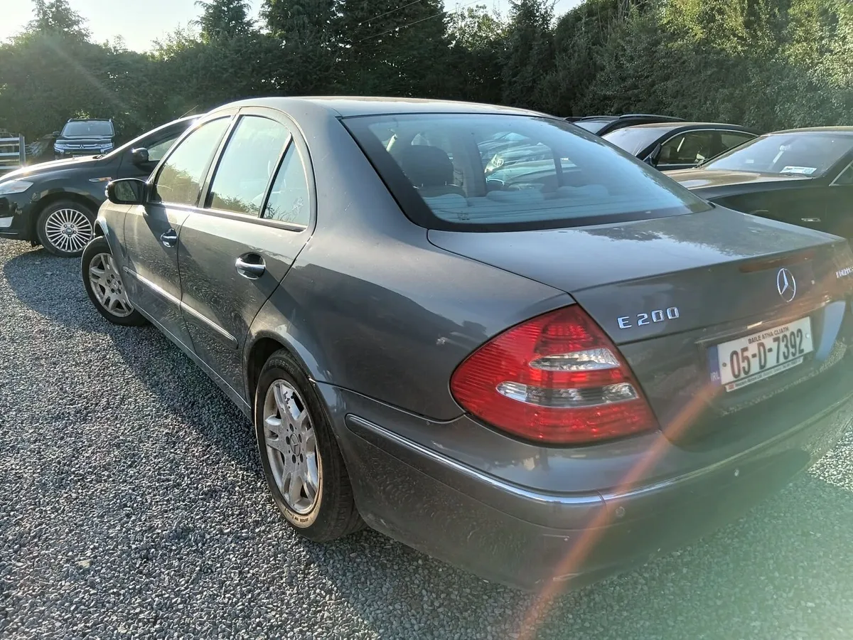Mercedes benz E200 - Image 2