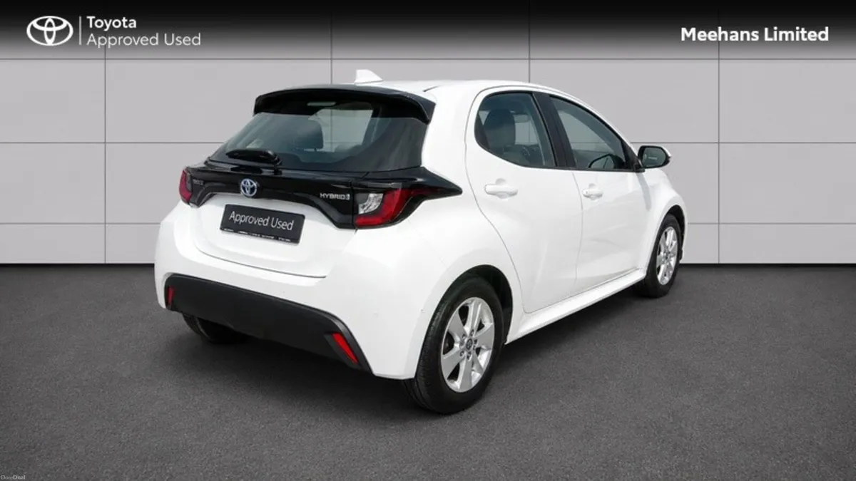 Toyota Yaris 1.5 HYBRID LUNA 4DR - Image 2