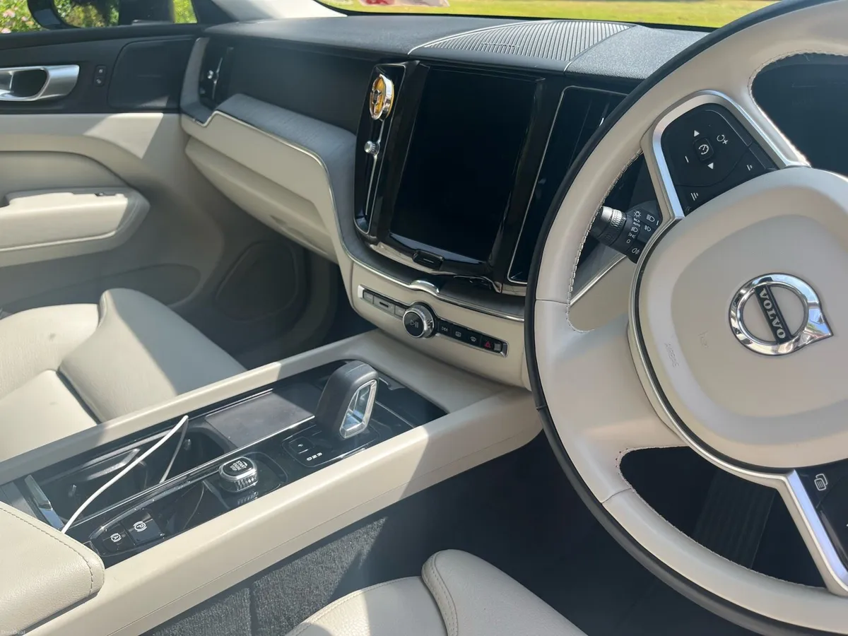 Volvo XC60 TPlus Petrol Plug In  Hybrid - Image 4