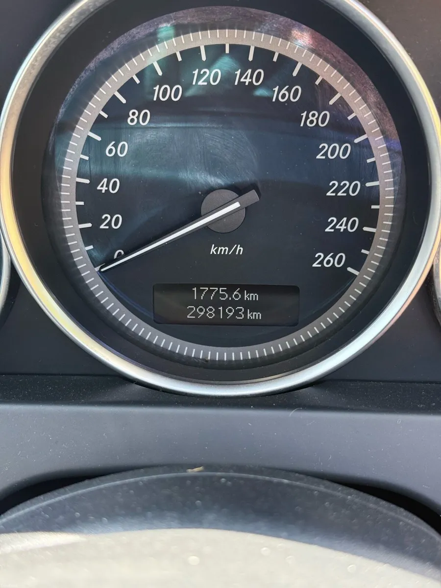 Mercedes Benz C class 2011  Automatic - Image 6